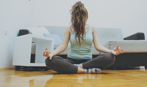 年轻女子在家锻炼图片下载
