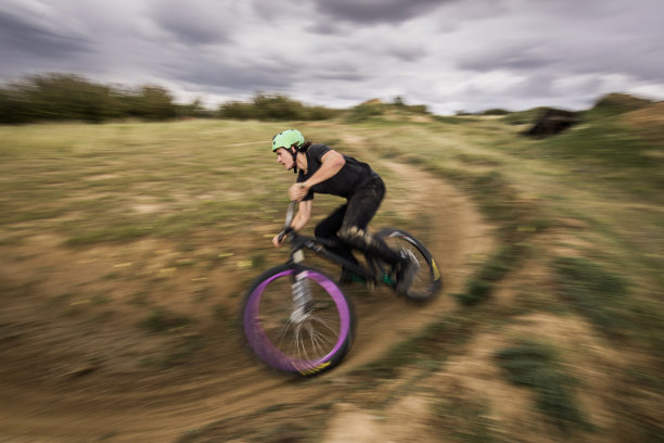 山地自行车上的男人在模糊的运动中比赛。图片下载