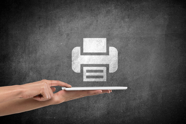 女性的手与数字平板电脑和打印机图标素材图片