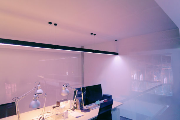 透过玻璃墙看到色彩缤纷的电脑设计工作室办公室图片下载