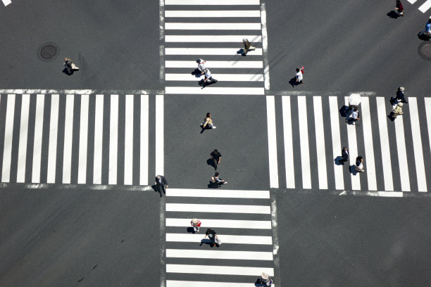 从上面看交叉路口的人行横道图片下载