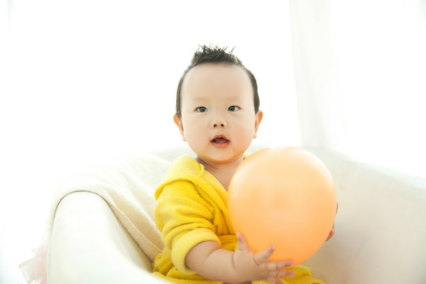 蹒跚学步的婴儿图片下载