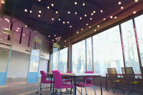 五颜六色的大型开放式工作室图片下载