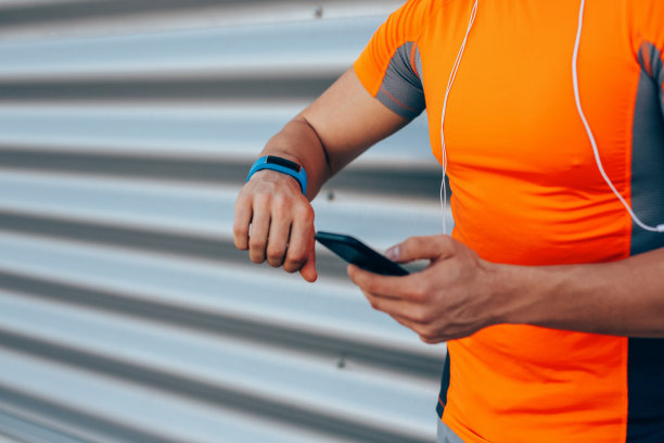 运动员使用智能手表图片下载