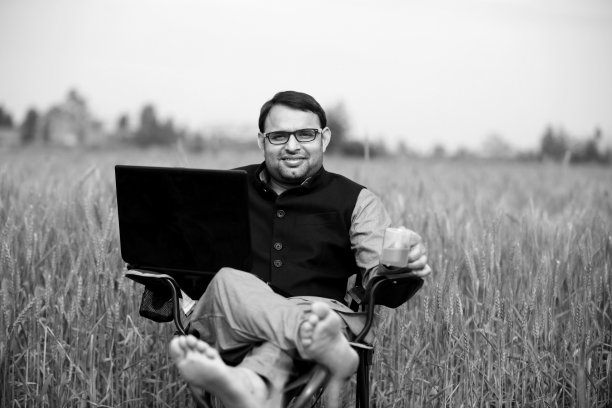 欢快的年轻人在户外使用笔记本电脑图片下载