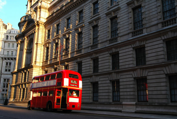 经典的伦敦双层巴士停在街上图片下载