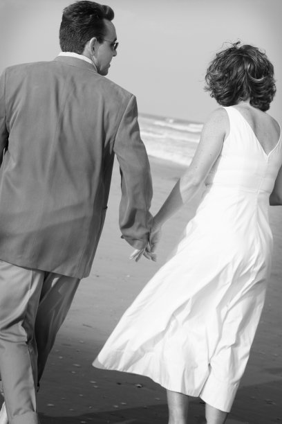 在沙滩上漫步图片下载