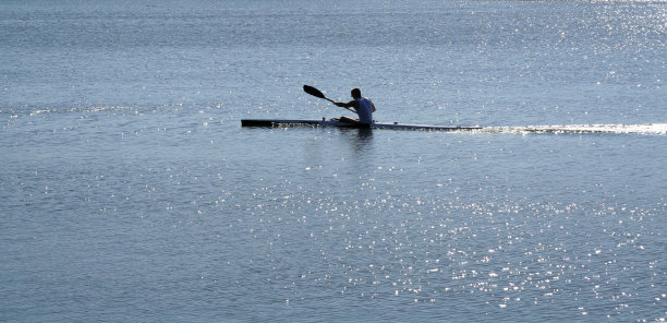 一名男子在吉隆坡全速划船图片下载
