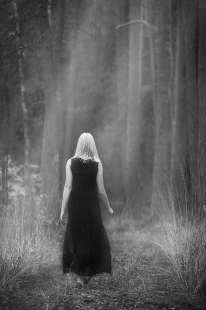 森林里的金发女人图片下载