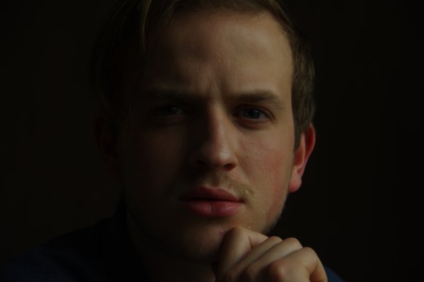 肖像中的年轻人图片下载