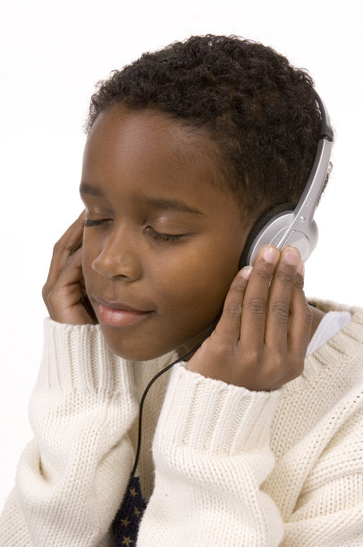 男孩戴着耳机图片下载