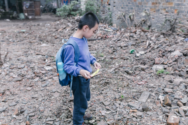 老城里的中国男孩图片下载