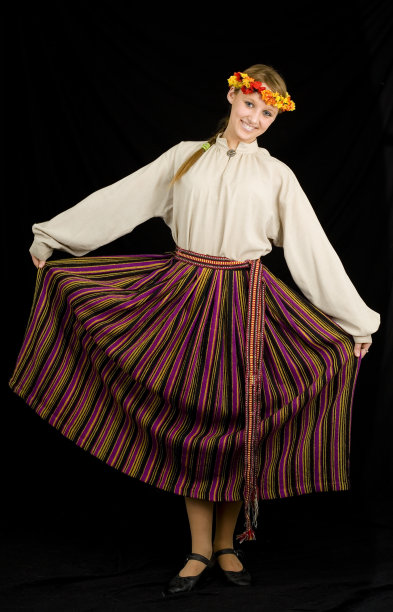 穿着民族服装的女孩图片下载