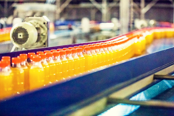 工厂输送带上的瓶子图片下载