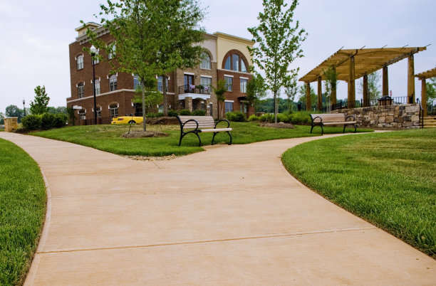 当地公园旁边的住宅公寓。图片下载