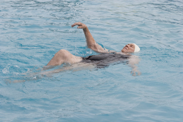 在仰泳图片下载