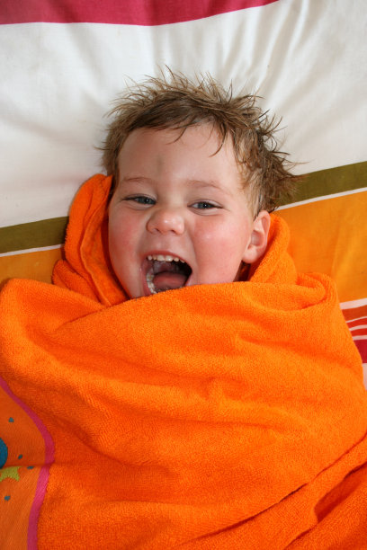 男孩笑着哭图片下载