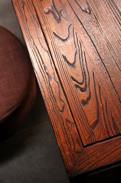 带靠垫的质朴木桌图片下载