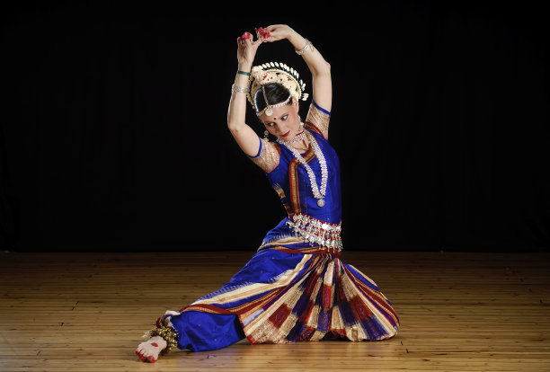 身着传统服装的舞者图片下载