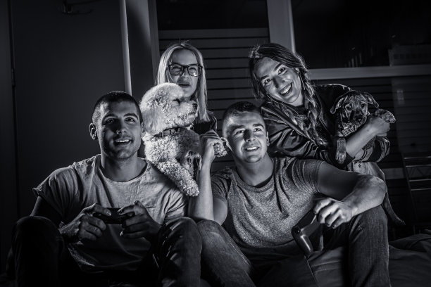 是啊!兴奋快乐的情侣玩电子游戏的特写照片图片下载