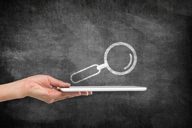 数字平板电脑与放大镜在黑板上的图标图片下载