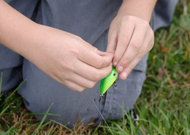 年轻的手诱饵鱼钩图片下载