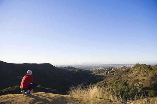 跑步者俯瞰城市图片下载
