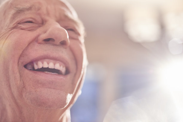 老年男笑图片下载