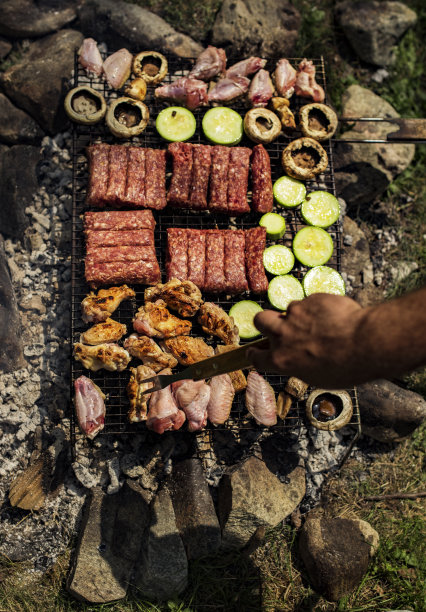 男子准备美味的烧烤图片下载