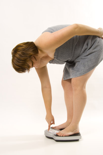 女性站在磅秤上图片下载