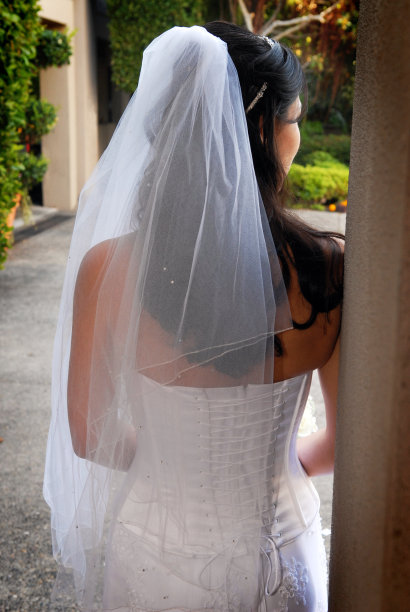 新娘在仪式前靠在柱头上图片下载