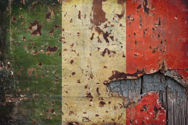 意大利国旗。画在一块脏木板上图片下载