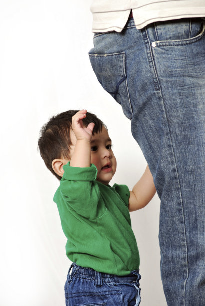 天真的蹒跚学步的婴儿快乐的孩子抱着婴儿的父亲图片下载
