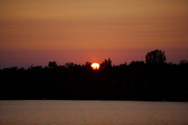 湖上日落图片下载