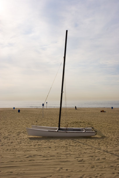 海滩上的双体船图片下载