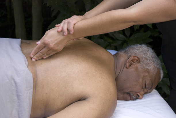 放松的健康水疗背部按摩图片下载