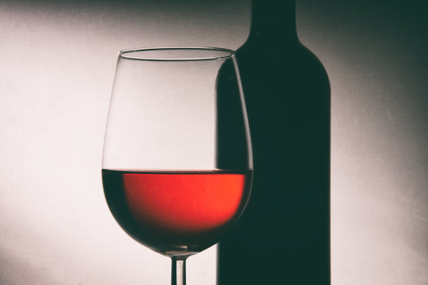 酒杯和酒瓶图片下载