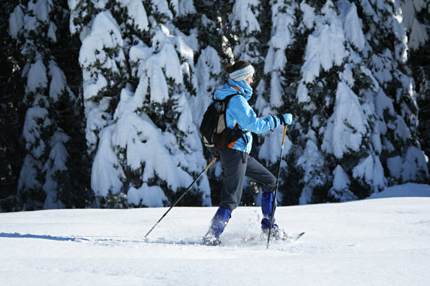 穿着雪鞋走图片下载