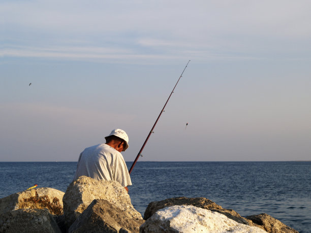 夕阳下的渔夫图片下载