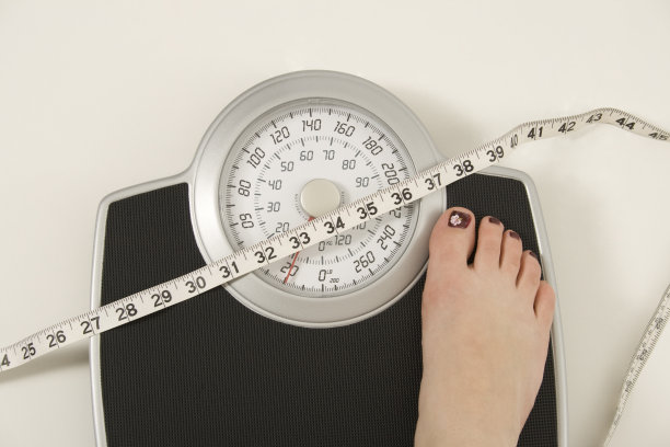 秤上女性的腿图片下载