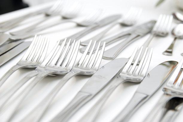 桌上放着银器图片下载