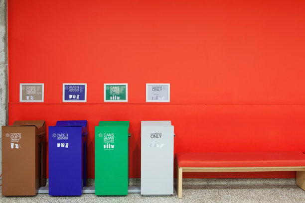 五彩缤纷的垃圾桶图片下载
