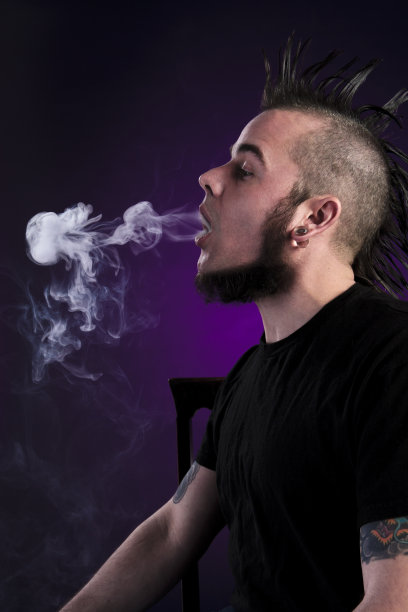莫霍克人吹烟圈，垂直图片下载