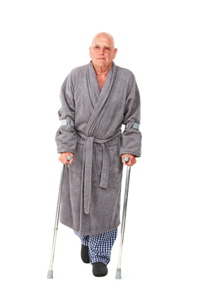 有前臂拐杖的老人-孤立图片下载