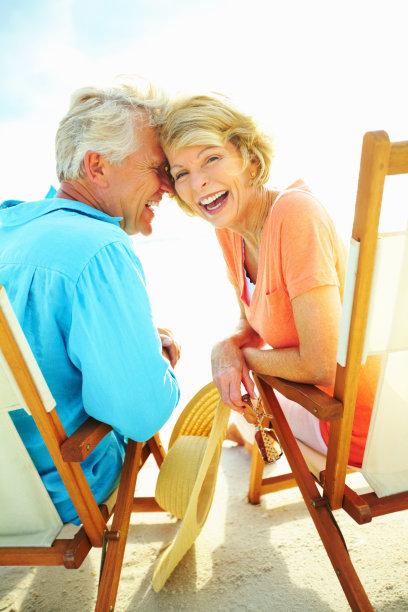 情侣们在海滩上开怀大笑图片下载