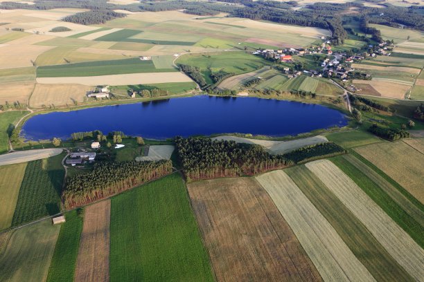 普拉佐纳湖的航拍照片图片下载