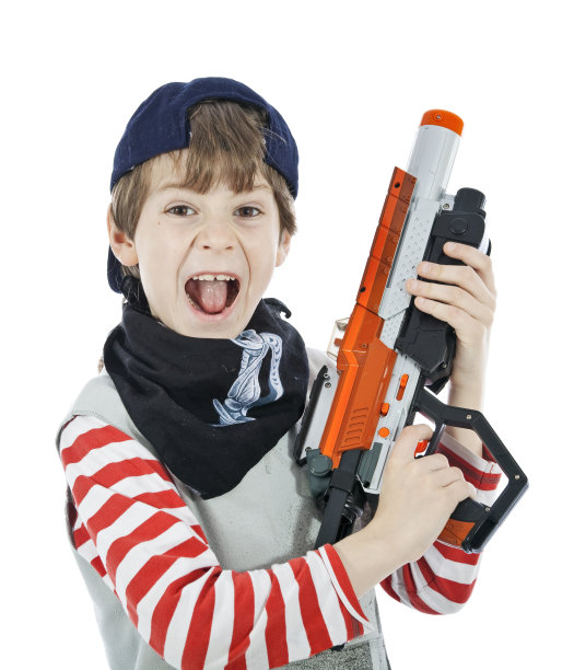 带着枪的男孩图片下载
