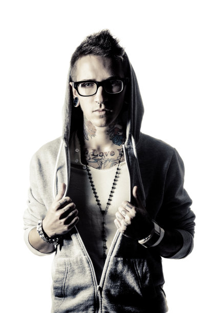 一个有纹身的年轻男子的肖像图片下载