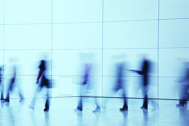 通勤者在走廊中行走，模糊的运动图片下载