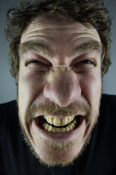 丑陋的男人微笑图片下载